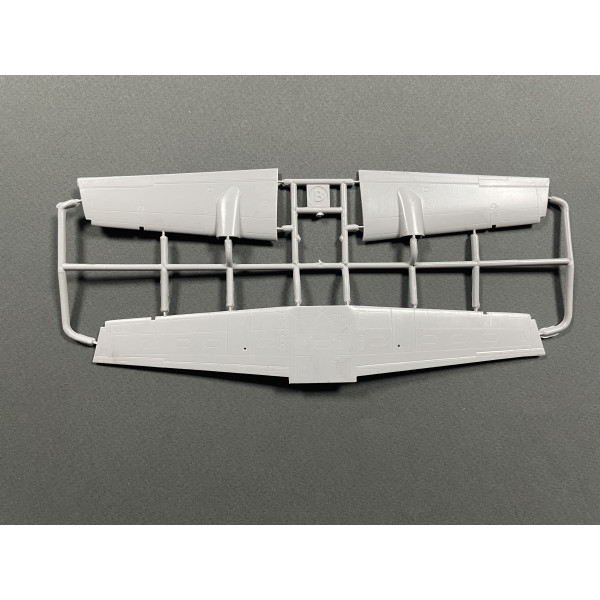 Embraer EMB-121AN Xingu (Plastic model kit) 1/72 Amodel 72364