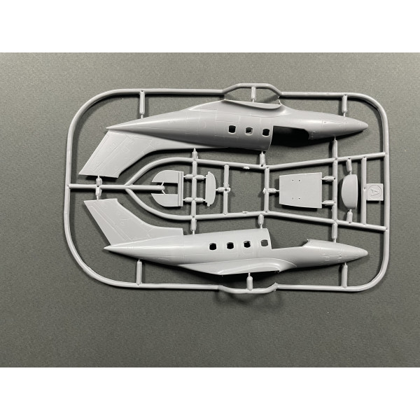 Embraer EMB-121AN Xingu (Plastic model kit) 1/72 Amodel 72364