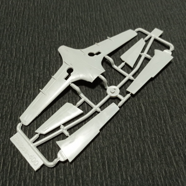 Light jet aircraft Eclipse-400 1/72 Amodel 72369