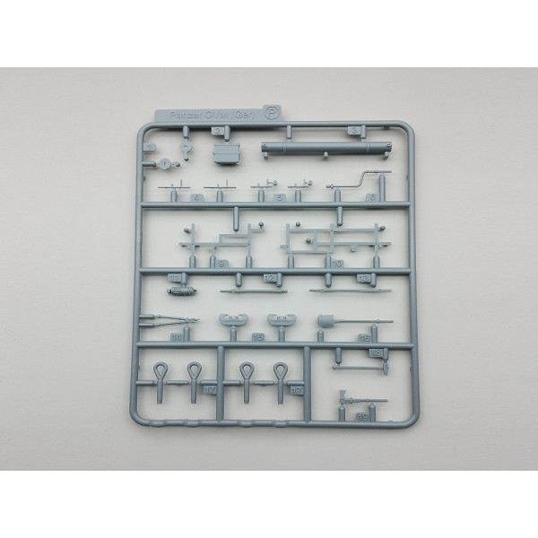  Pz.Kpfw.38D mit Pz.IV Turm 8cm PAW 600 1/35 Amusing Hobby  35A019