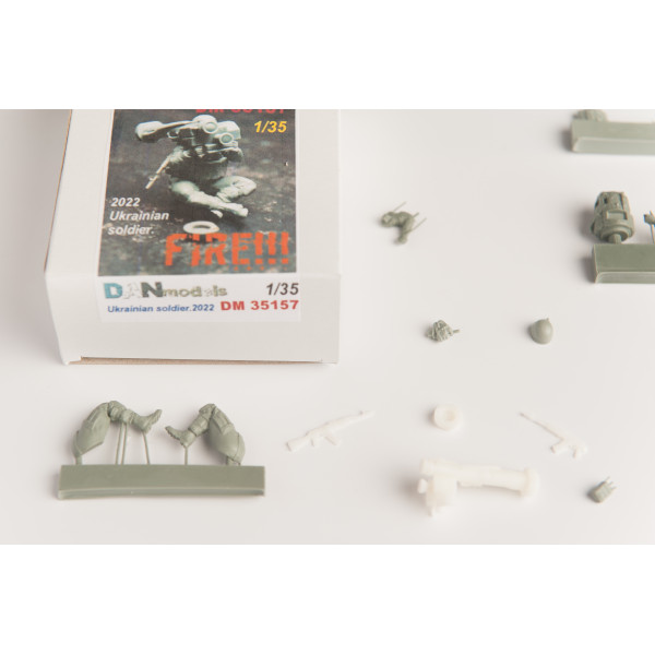 Вогонь. Український солдат. 2022 рік  (Смола) 1/35 DANmodels 35157