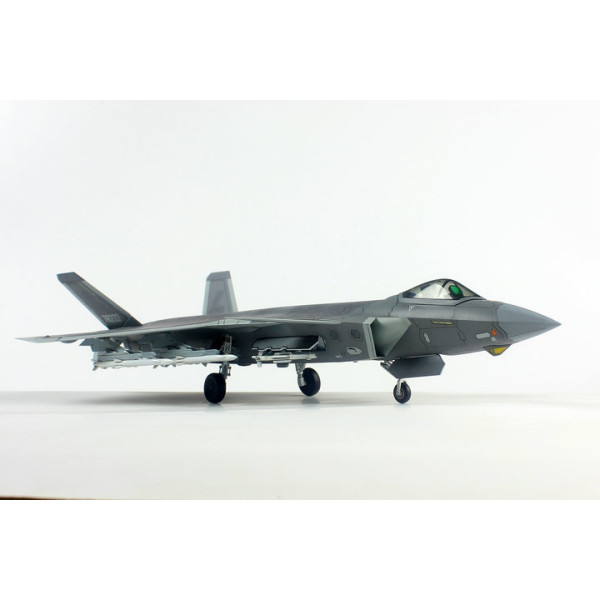 J-20 Stealth Fighter Beast Mode 1/72 Dream Model 720010