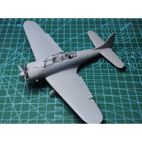 Douglas SBD-3 Dauntless - carrier-based dive bomber 1/72 FlyHawk FH6001