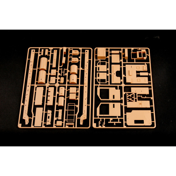 M1070 Truck Tractor and M1000 HET Semi-trailer 1/35 HobbyBoss 85502