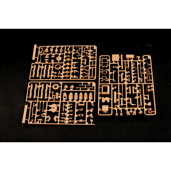 M1070 Truck Tractor and M1000 HET Semi-trailer 1/35 HobbyBoss 85502