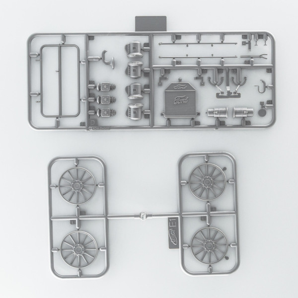 Gasoline Delivery, Model T 1912 Delivery Car with American Gasoline Loaders 1/24  ICM 24019