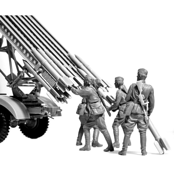 БМ-13-16 на шасі W.O.T. 8 з радянським екіпажем 1/35 ICM 35592