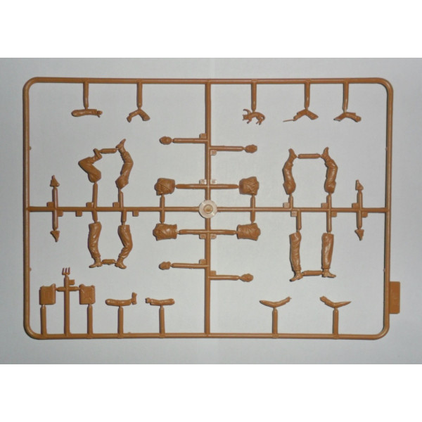 German Armoured Vehicle Crew (1941-1942) (4 figures and cat) 1/35 ICM 35614