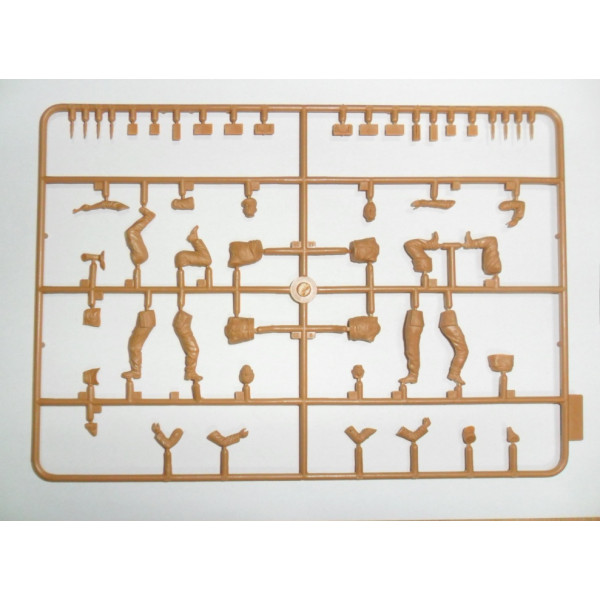  French Armoured Vehicle Crew (1940), (4 figures)    1/35 ICM 35615