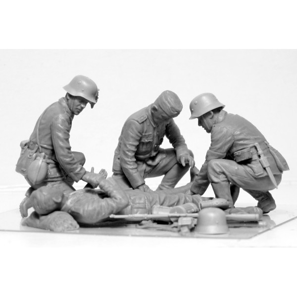 German Military Medical Personnel  WWII 1/35 ICM 35620