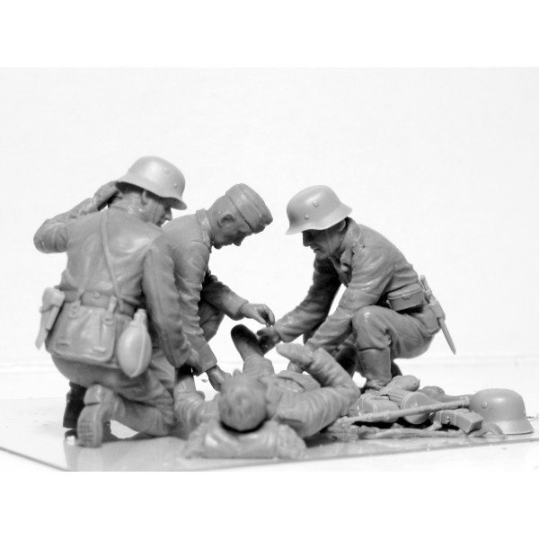 German Military Medical Personnel  WWII 1/35 ICM 35620