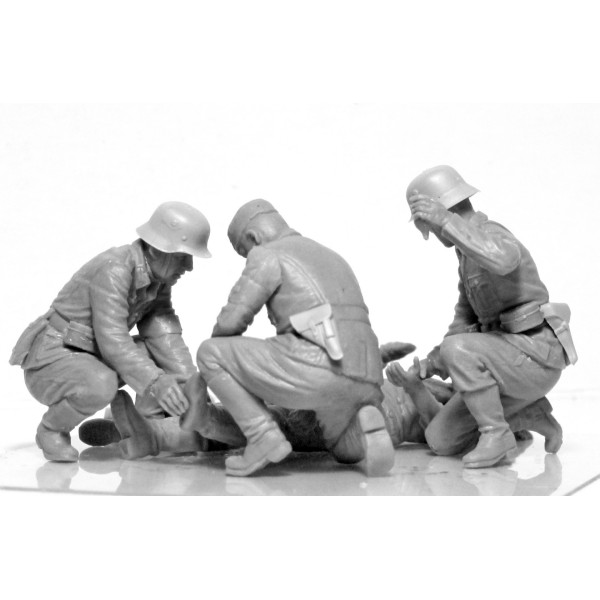 German Military Medical Personnel  WWII 1/35 ICM 35620