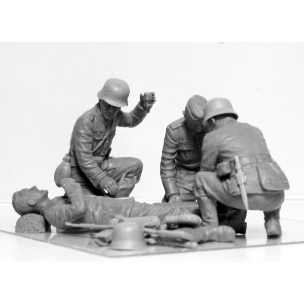 German Military Medical Personnel  WWII 1/35 ICM 35620