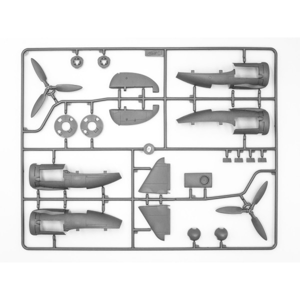 Ju 88A-4 з німецьким наземним персоналом і торпедними причепами 1/48  ICM 48229