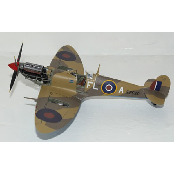Спітфайр Mk.IX, рад. винищувач. II М.В.с пілотами і техніками 1/48  ICM 48801