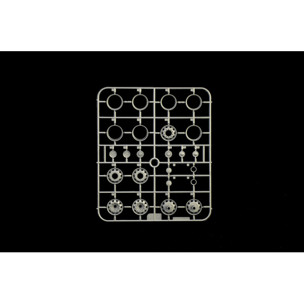 VOLVO FH4 Globetrotter Medium Roof  1/24  Italeri 3942