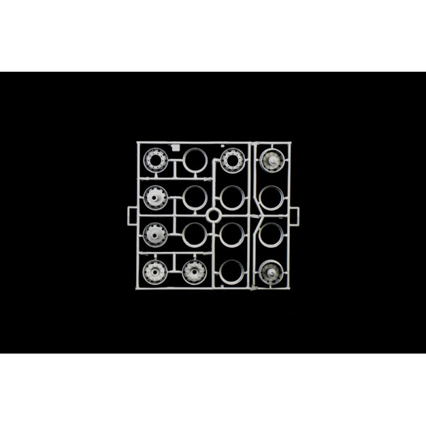 Volvo F12 Intercooler Low Roof with accessories 1/24  Italeri 3957