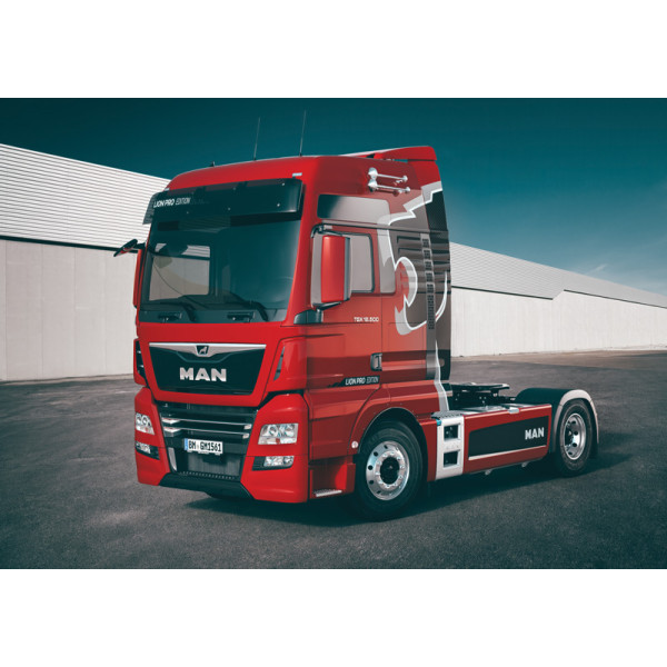 Автомобіль  MAN TGX 18.500 XXL Lion Pro Edition  1/24  Italeri 3959