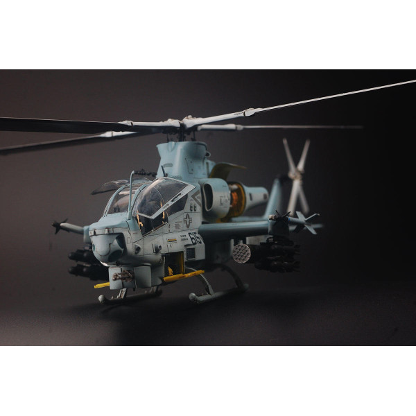 AH-1Z Viper   1/48 Zimi model 80125