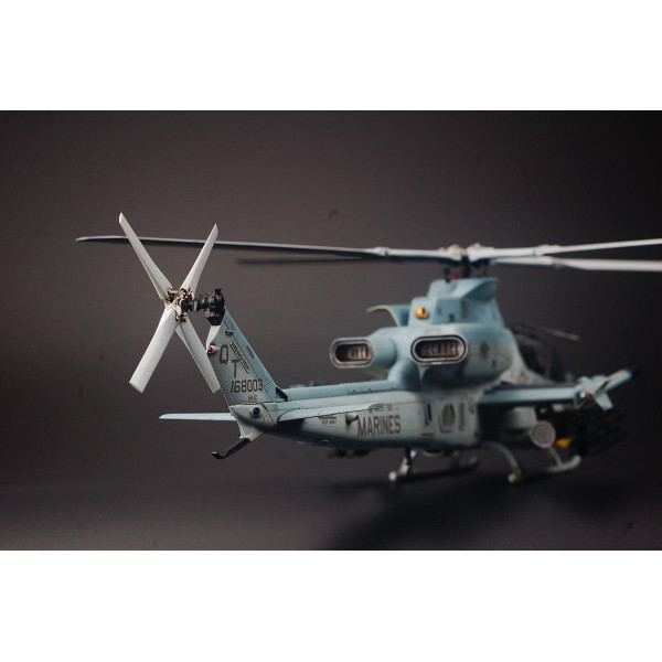 AH-1Z Viper   1/48 Zimi model 80125