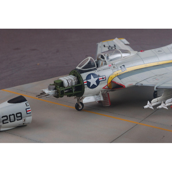 American fighter F9F-8 & F9F-8P Cougar 1/48 Zimi model 80127