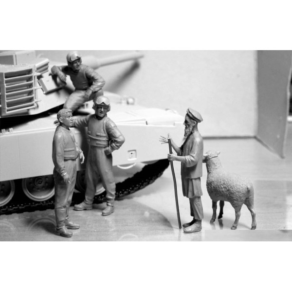  Modern US tankmen in Afghanistan. "Can we buy one of your sheep for a BBQ?" 1/35 MasterBox 35131