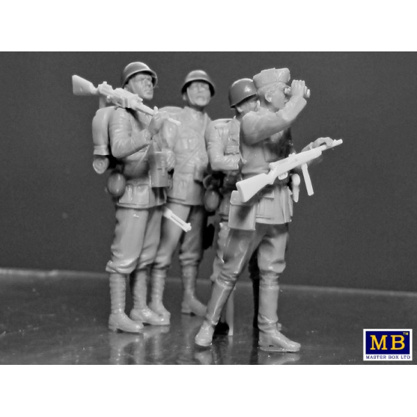 Italian military men, WWII era   1/35 MasterBox 35144