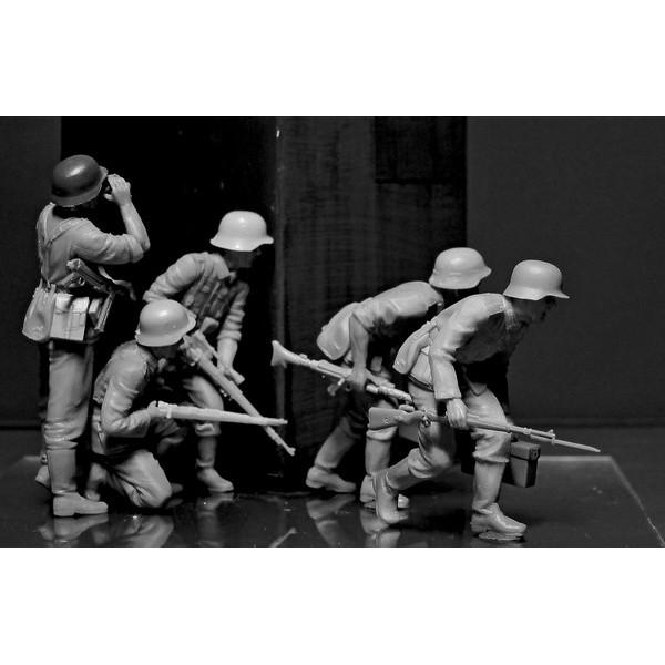 German Infantry, WWII Era. Early period  1/35 MasterBox 35177