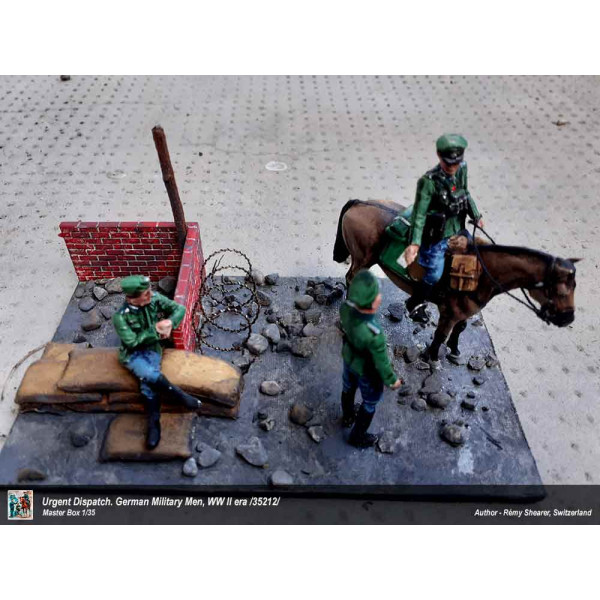 Urgent Dispatch. German Military Men, WW II era 1/35 MasterBox 35212