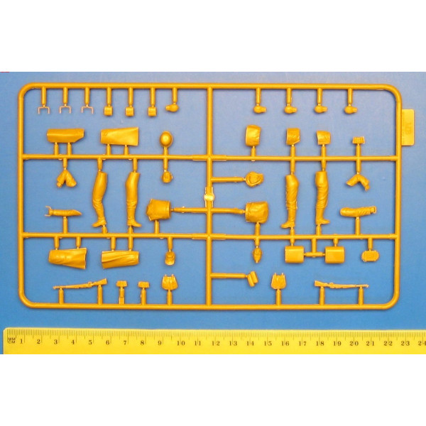 German soldiers in winter coat's 1944/1945 (Supplies at last) 1/35 MasterBox 3553