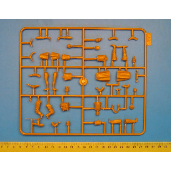 Eastern Region Peasants, WW II era   1/35 MasterBox 3588