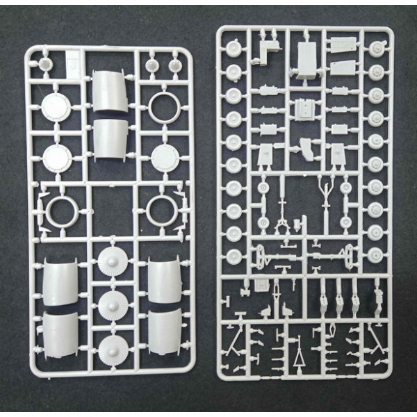McDonnell Douglas MD-11 with Pratt & Whitney engines  1/144 Mikro-Mir 144-036  