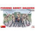 Pushing Soviet Soldiers (1939-1945)  1/35 MiniArt 35137