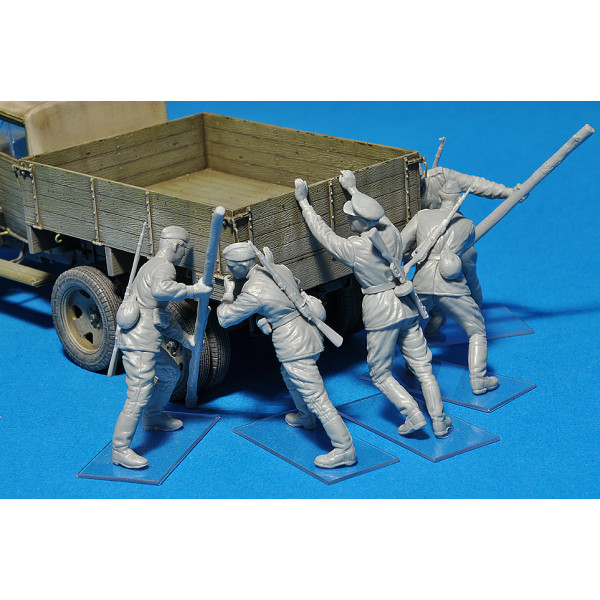 Pushing Soviet Soldiers (1939-1945)  1/35 MiniArt 35137