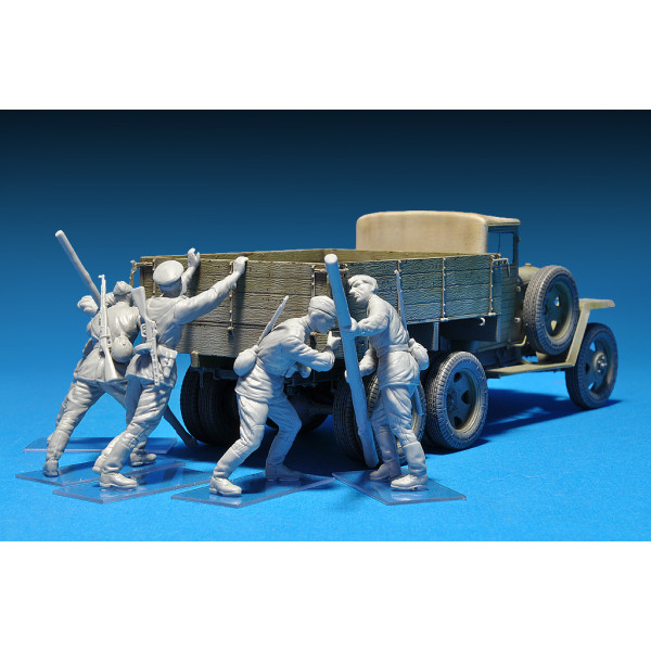 Pushing Soviet Soldiers (1939-1945)  1/35 MiniArt 35137