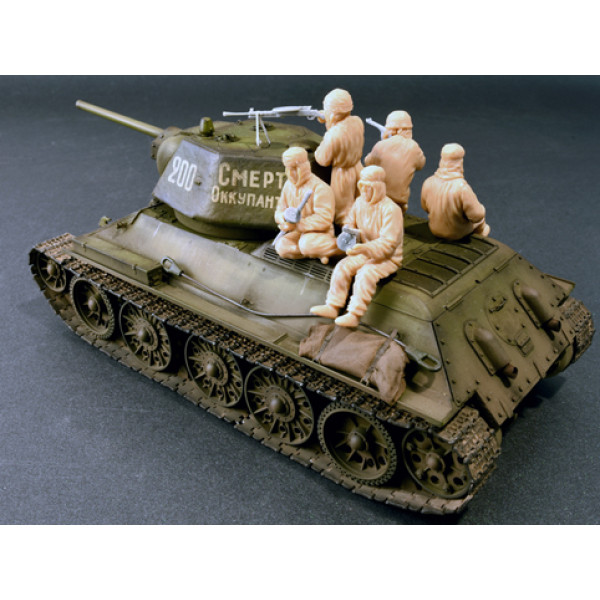 Soviet Assault Infantry Winter Camouflage Cloaks  1/35 MiniArt 35226