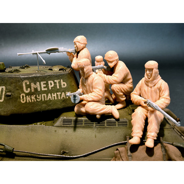 Soviet Assault Infantry Winter Camouflage Cloaks  1/35 MiniArt 35226