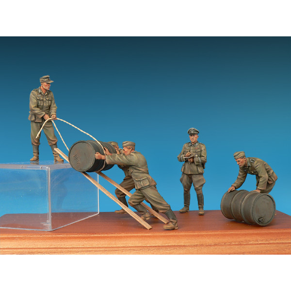 Німецькі солдати з паливного бочками. Спеціальний випуск1/35 MiniArt 35256