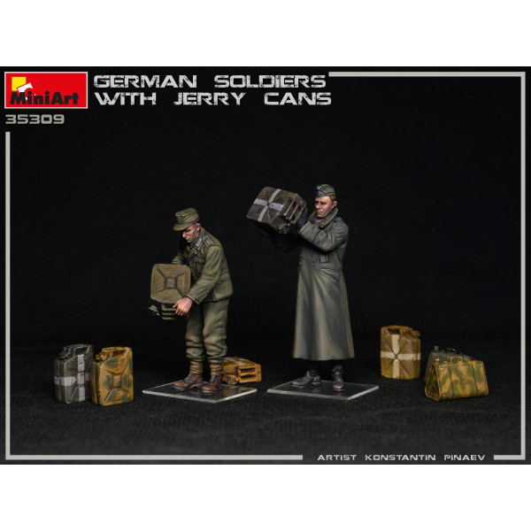 Німецькі солдати з каністрами 1/35 MiniArt 35286