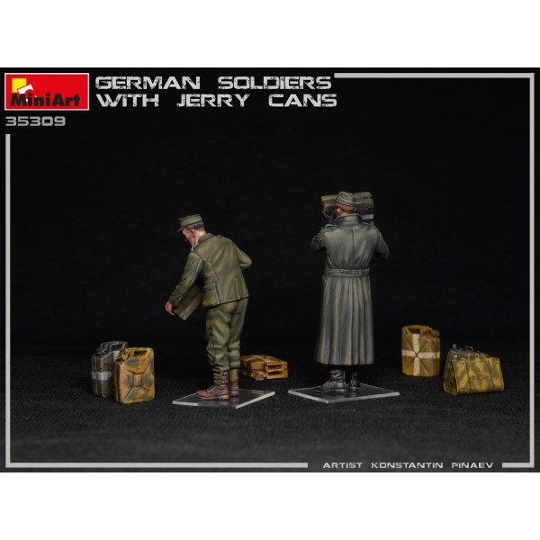 Німецькі солдати з каністрами 1/35 MiniArt 35286