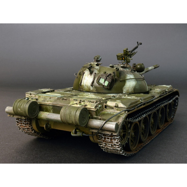 T-54Б Радянський середній танк раннього випуску. Набір з повним інтер'єром  1/35 MiniArt 37011