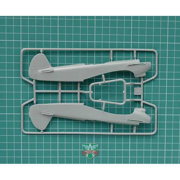 Радянський винищувач Яковлєв Як-9ДД 1/48 Modelsvit 4804
