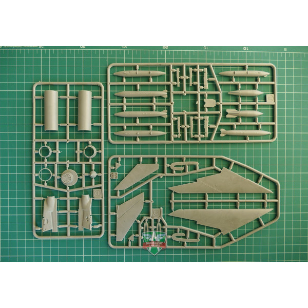 Радянський винищувач-бомбардувальник Сухий СУ-7БМ 1/72 Modelsvit 72001