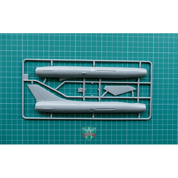 Радянський винищувач-бомбардувальник Сухий СУ-7Б 1/72 Modelsvit 72006
