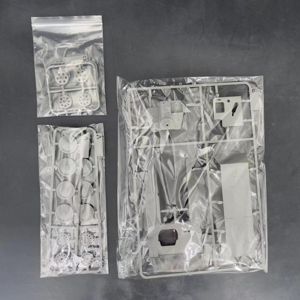 Jagdpanzer 38(t) Hetzer - Command Version with Winterketten Full Interior  1/35 Takom 2181