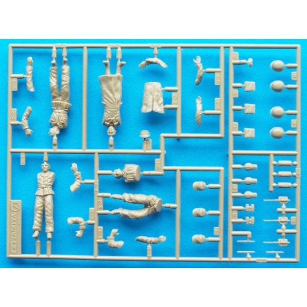 Sd.Kfz.250 / 3 Greif німецький напівгусеничний БТР + 4 фігури 1/35 Tamiya 35113