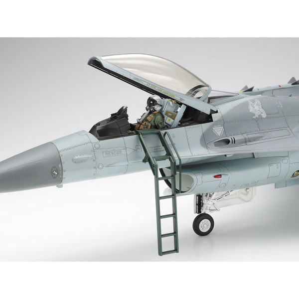 Збірна модель - Американський винищувач F-16 Fighting Falcon 1/32 Tamiya 60315