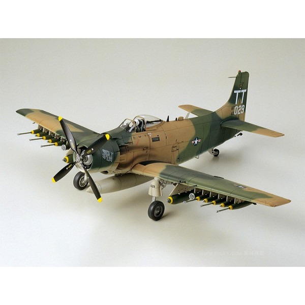 Douglas A-1J Skyraider 1/48 Tamiya 61073