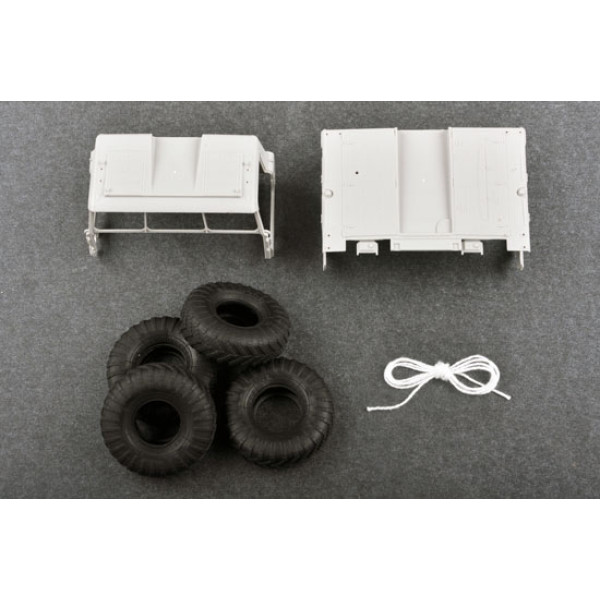 Russian 9P113 TEL w/9M21 Rocket of 9K52 Luna-M Short-range artillery 1/35 Trumpeter 01025