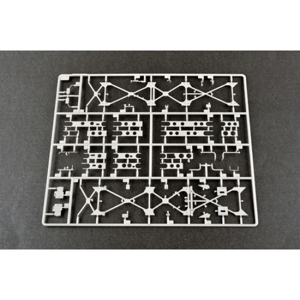 9P140 TEL of 9K57 Uragan Multiple Launch Rocket System 1/35 Trumpeter  01026